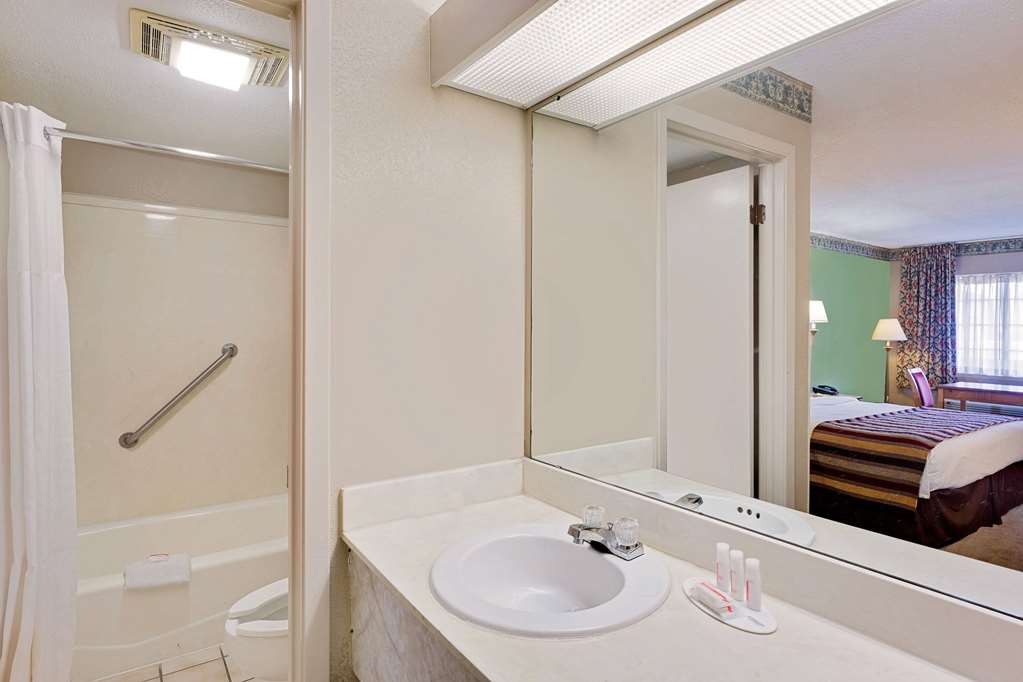 Days Inn & Suites by Wyndham Starkville - photo 10