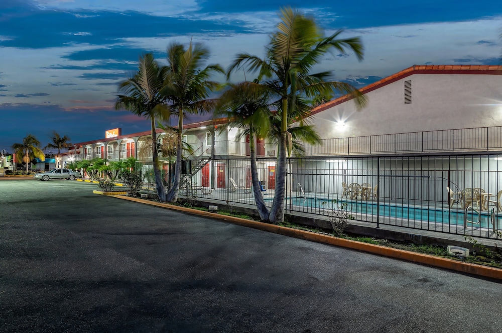 Red Roof Inn Los Angeles Bellflower - photo 26