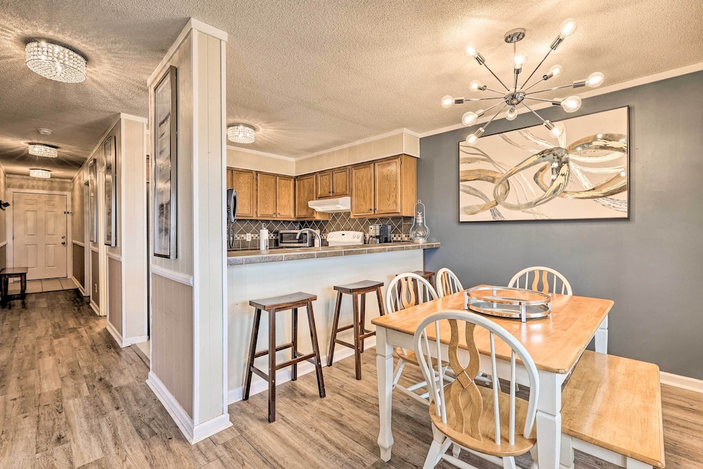 2 Mi to Skiing Resort Style Beech Mountain Condo in Banner Elk, United States