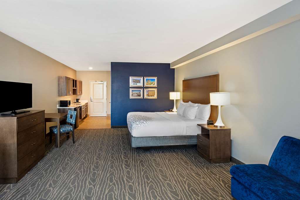 La Quinta Inn & Suites by Wyndham Kingman - photo 21