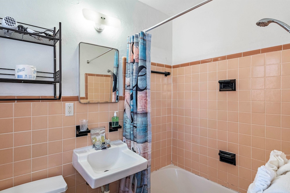 Malibu Resort Motel - photo 26