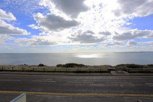 Southbourne Overcliff By Bournecoast A Modern Clifftop Holiday Apartment With Sea Views And Parking Fm6128 — 4-Star Luxury Hotel in Bournemouth, United Kingdom
