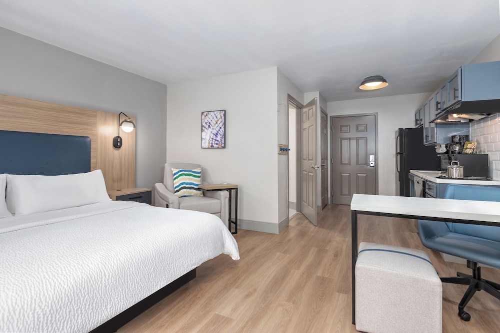 Candlewood Suites Houston by IHG - photo 16