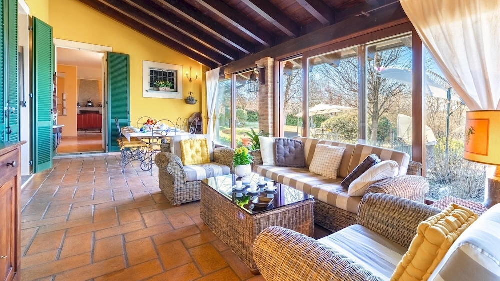 Uvaspina 8 Emma Villas — 4-Star Luxury Hotel in Antignano, Italy