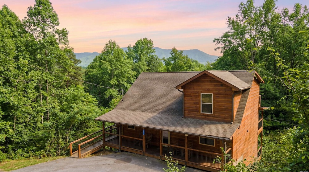Lovers Suite by Ghosal Luxury Lodging — 4-Star Luxury Hotel in Gatlinburg, United States