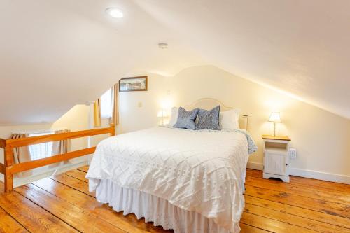 The School House Cottage Historic 1BR Mystic River Stay Near Seaport — 4-Star Luxury Hotel in Groton, United States