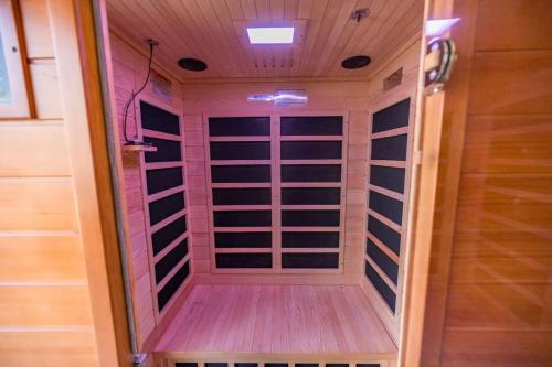 Arcade Private Sauna Large Yard - carbon neutral hotel in Apex