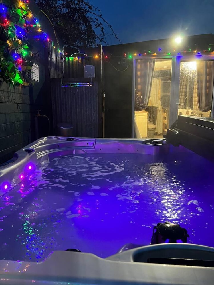 Bridie rose with wood tub country retreat — hotel in Kington