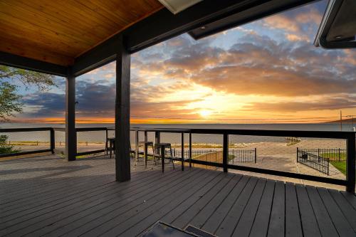 Waterfront Home with Views Hot Tub & Movie Theatre — 4-Star Luxury Hotel in Bacliff, United States