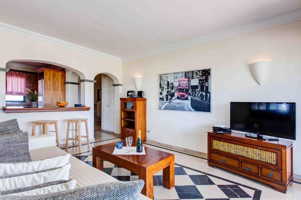 Hipoclub Villas Aguamarina 14 — 4-Star Luxury Hotel in Playa Blanca, Spain