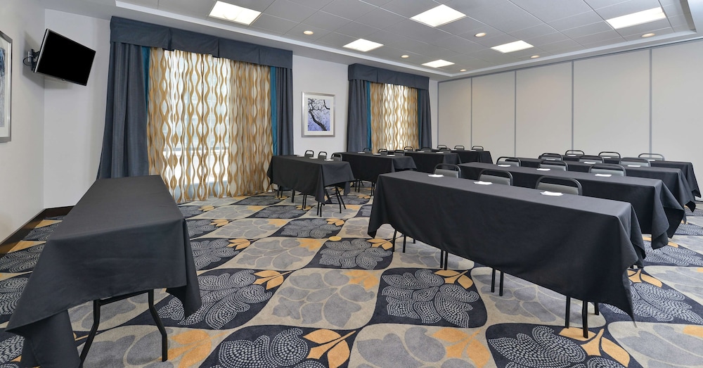 Hampton Inn & Suites Des Moines Downtown - photo 48