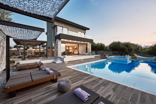 Villa Carpos — 4-Star Luxury Hotel in Souda, Greece