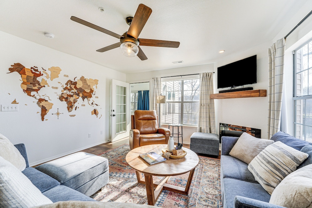 Sunroom Fireplace Lakefront Branson Condo — 4-Star Luxury Hotel in Branson, United States