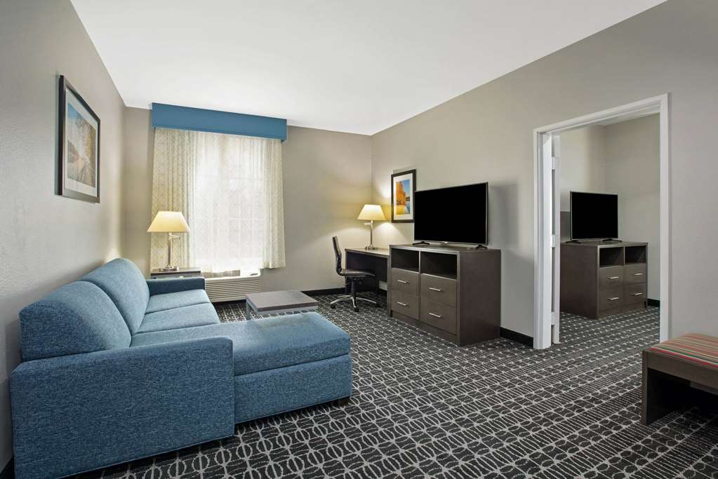 La Quinta Inn & Suites by Wyndham Sulphur Springs - photo 18