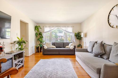 3BR Home Free Parking WiFi Kitchen Laundry Kids Friendly Near DC & Downtown & Metro Patio & Deck — 4-Star Luxury Hotel in Falls Church, United States
