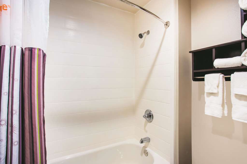 La Quinta Inn & Suites by Wyndham Cincinnati NE Mason - photo 18