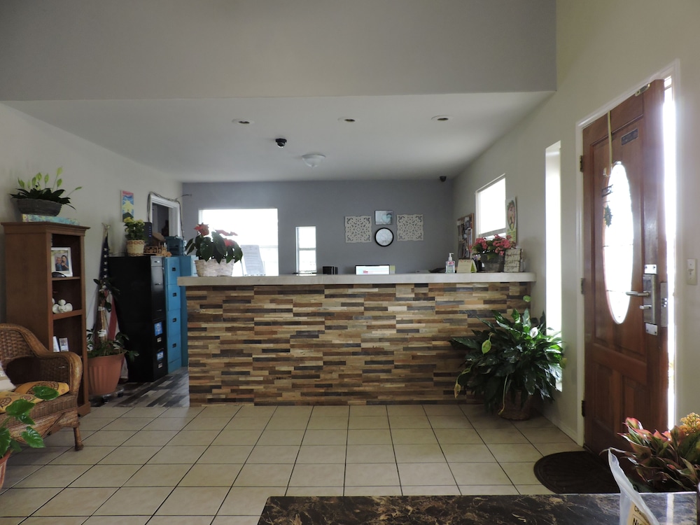 Riata Inn Crystal City - photo 4