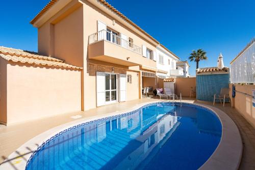 Villa Verde by IntiHolidays — 4-Star Luxury Hotel in Guia, Portugal