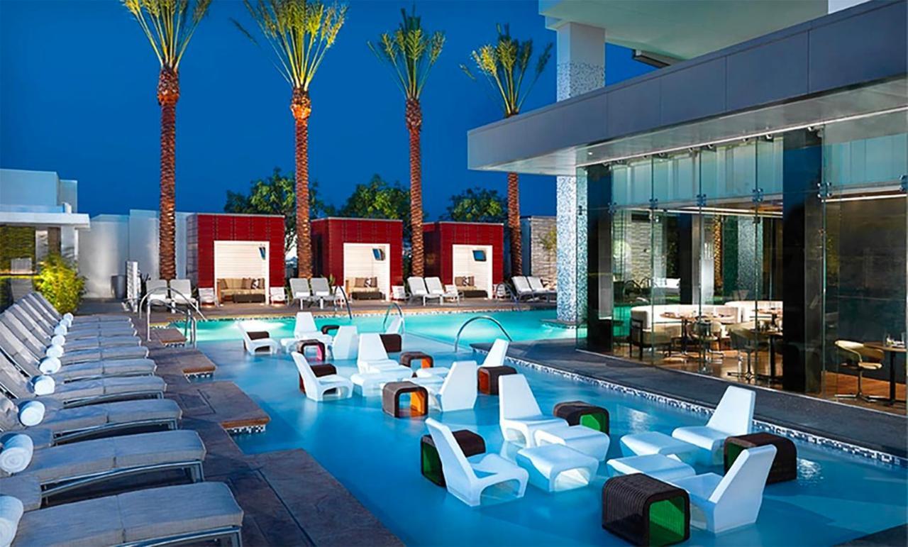 Huge Modern Luxury 17 Floor Panoramic Corner Suite with OPEN BALCONY