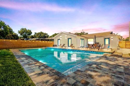 Seaside Luxury Beach Entry Pool Bunk Beds in Seminole, United States