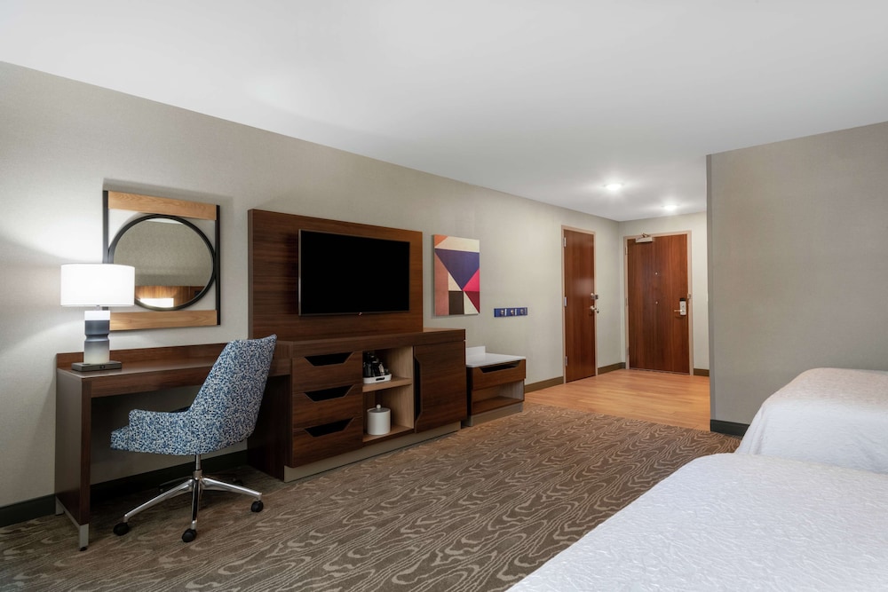 Hampton Inn & Suites Fort Wayne Downtown - photo 11
