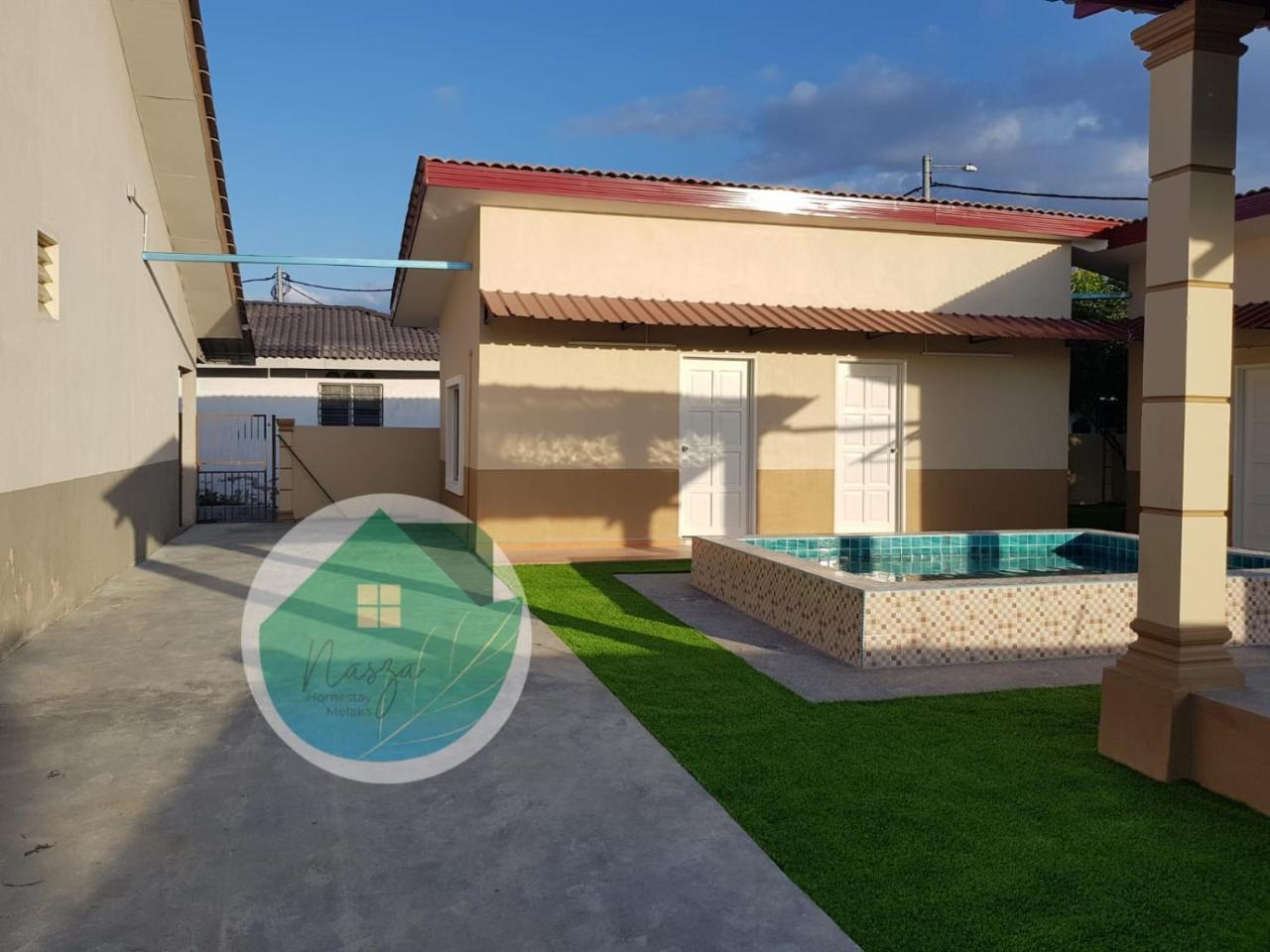 Swimming pool with 5 bedroom house Full AC near Stadium Hang Jebat — 4-Star Luxury Hotel in Malacca, Malaysia