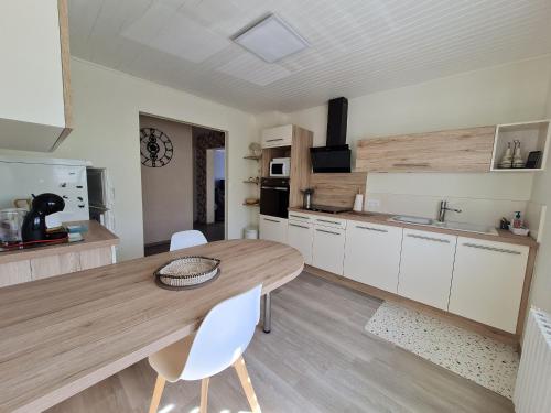 Gîte tout confort au bord de la Meuse avec jardin et activités familiales à proximité FR 1 585 82 — hotel in Dun-Sur-Auron