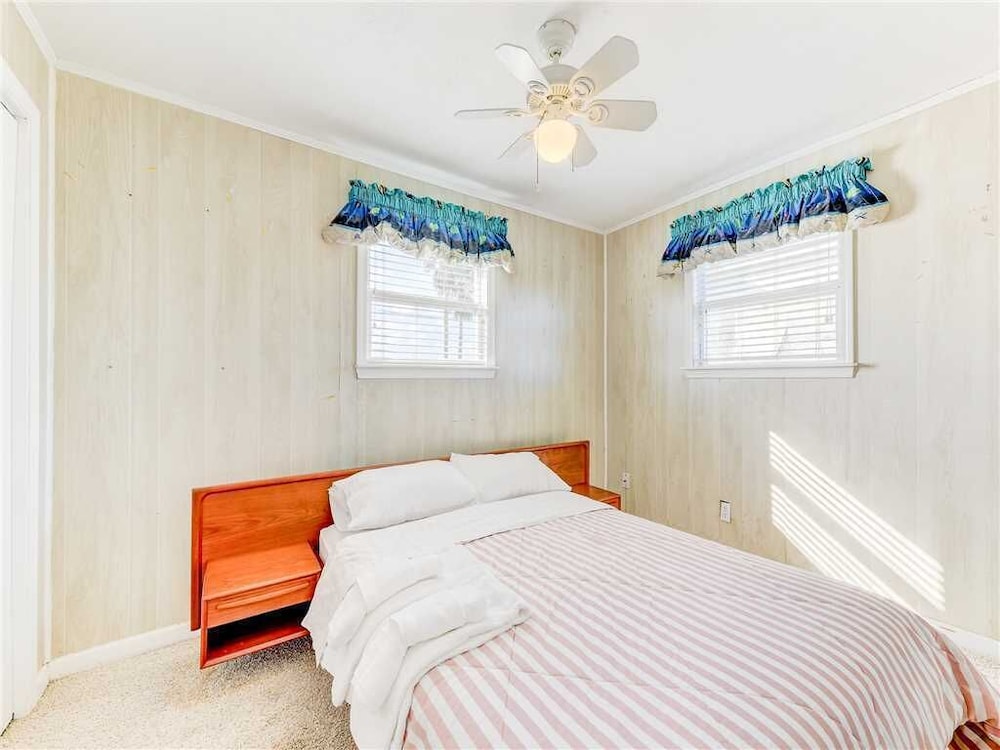 Coastal Charm 2 Bedrooms Ocean Front Sleeps 6 - photo 20