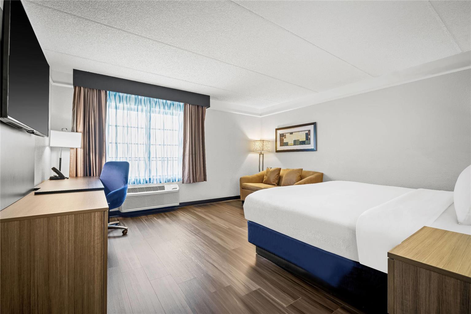 La Quinta Inn & Suites by Wyndham Miami Airport West - photo 20