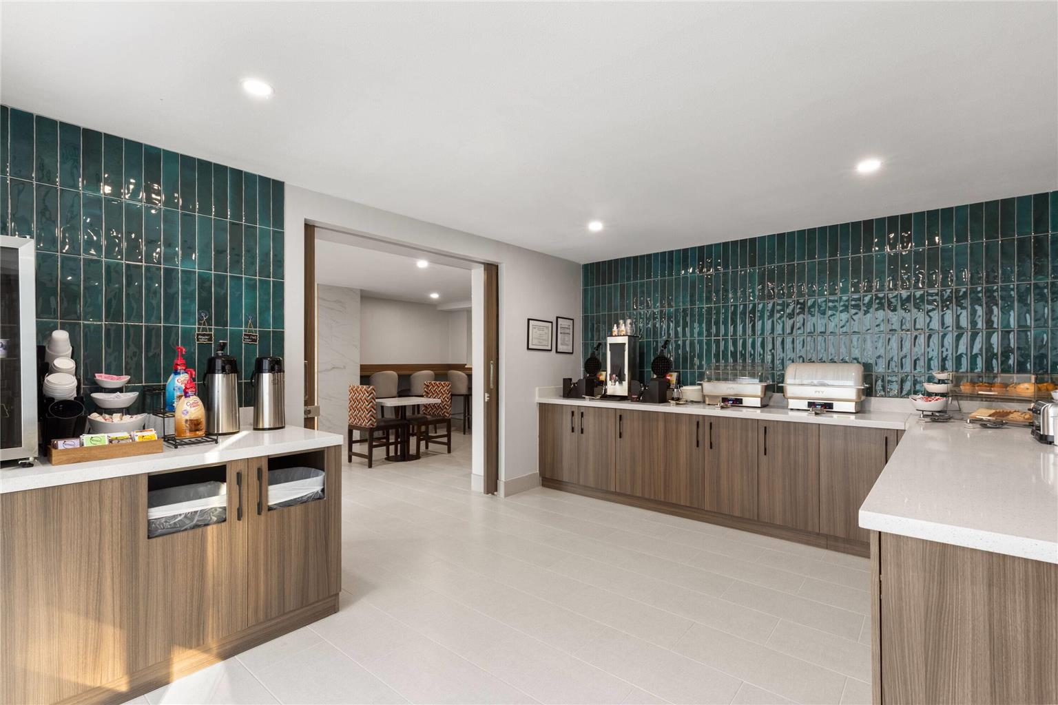 La Quinta Inn & Suites by Wyndham Atlanta Roswell - photo 33