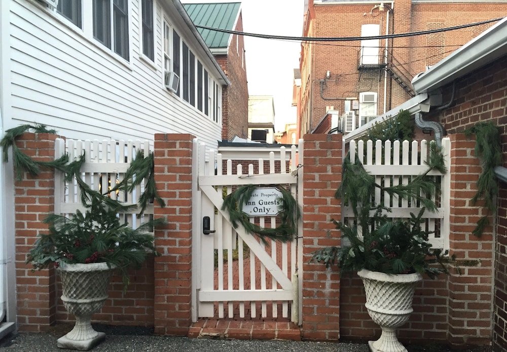 Inn at Lincoln Square - photo 41