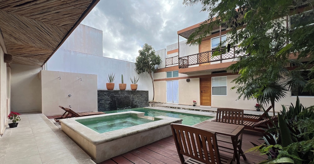 Outdoor spa tub