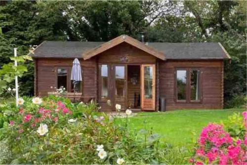 The 'SHED' Log Cabin Bishop Sutton — 4-Star Luxury Hotel in Bishop Sutton, United Kingdom