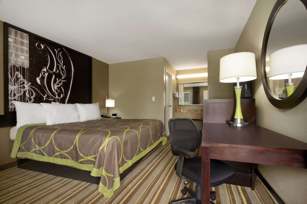 Super 8 by Wyndham Tupelo Airport - photo 3