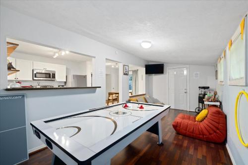 Joyful Stay Near Med Center Ping Pong Air Hockey in Houston, United States