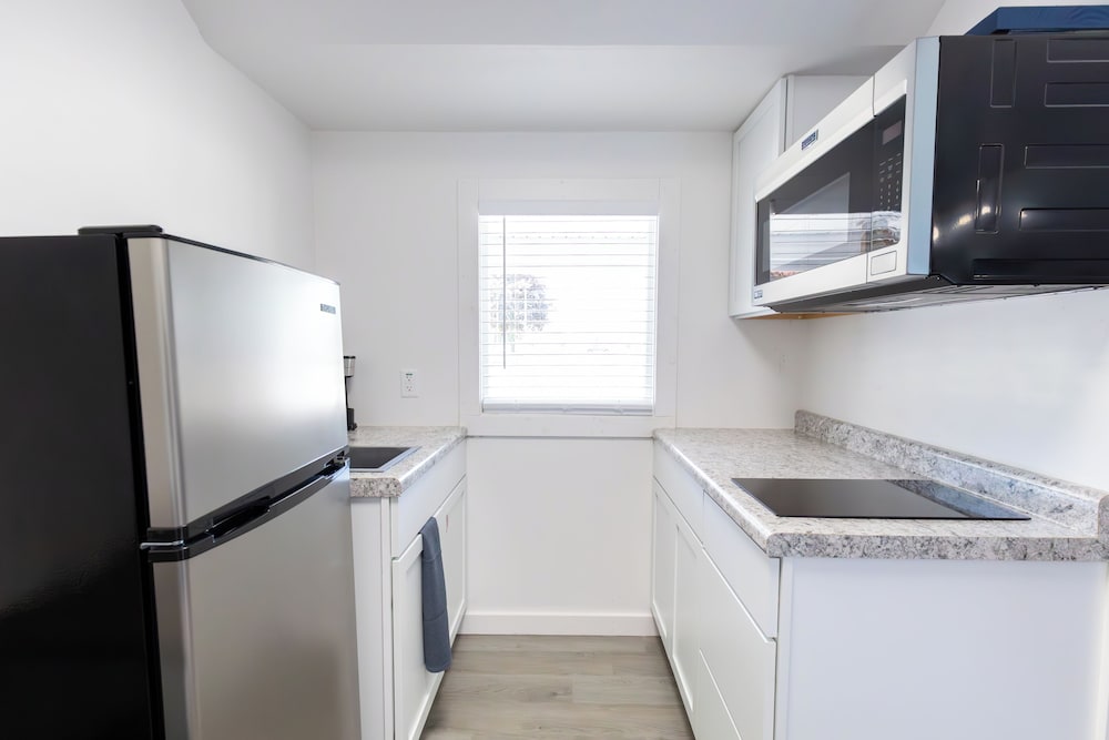 Anchor Bay Inn and Suites - photo 19