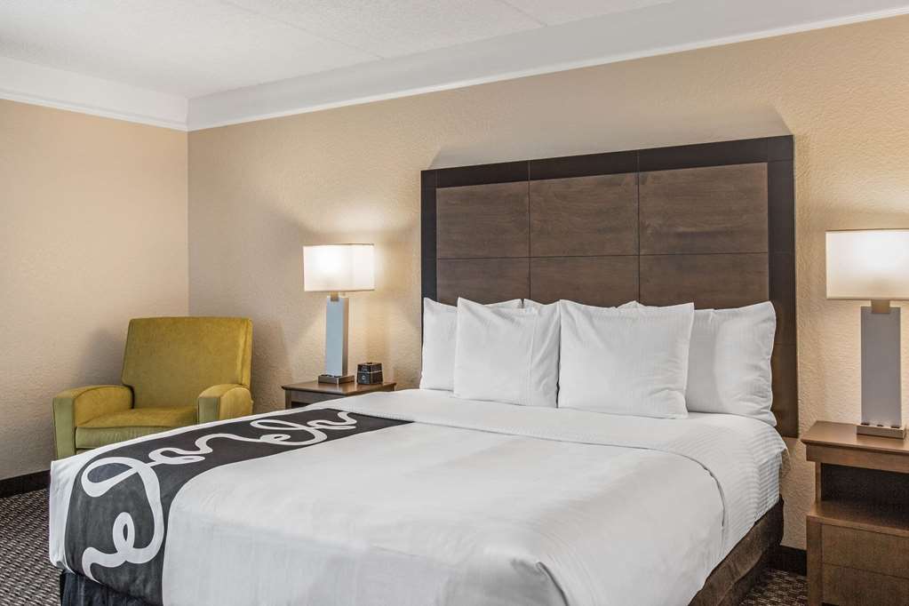 La Quinta Inn & Suites by Wyndham Miami Airport West - photo 17
