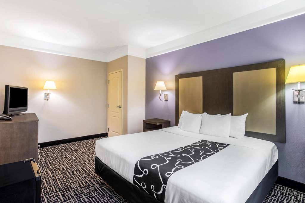 La Quinta Inn & Suites by Wyndham Fultondale Birmingham N - photo 24