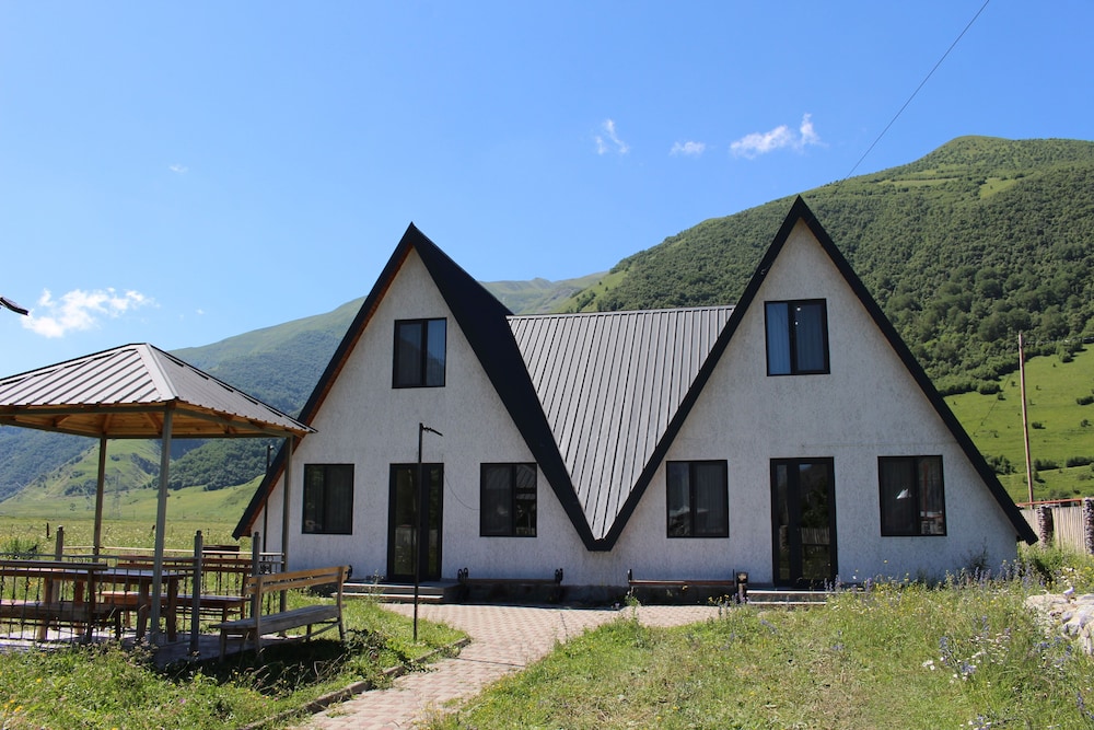 Hotel Twins Achkhoti in Step'antsminda, Georgia