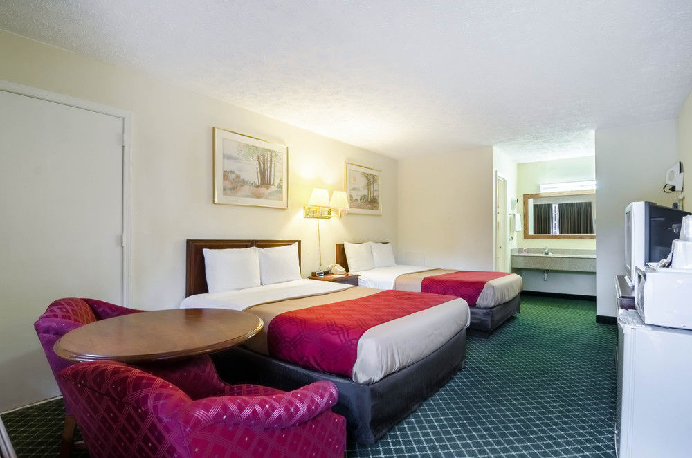 Econo Lodge Colonial - photo 34