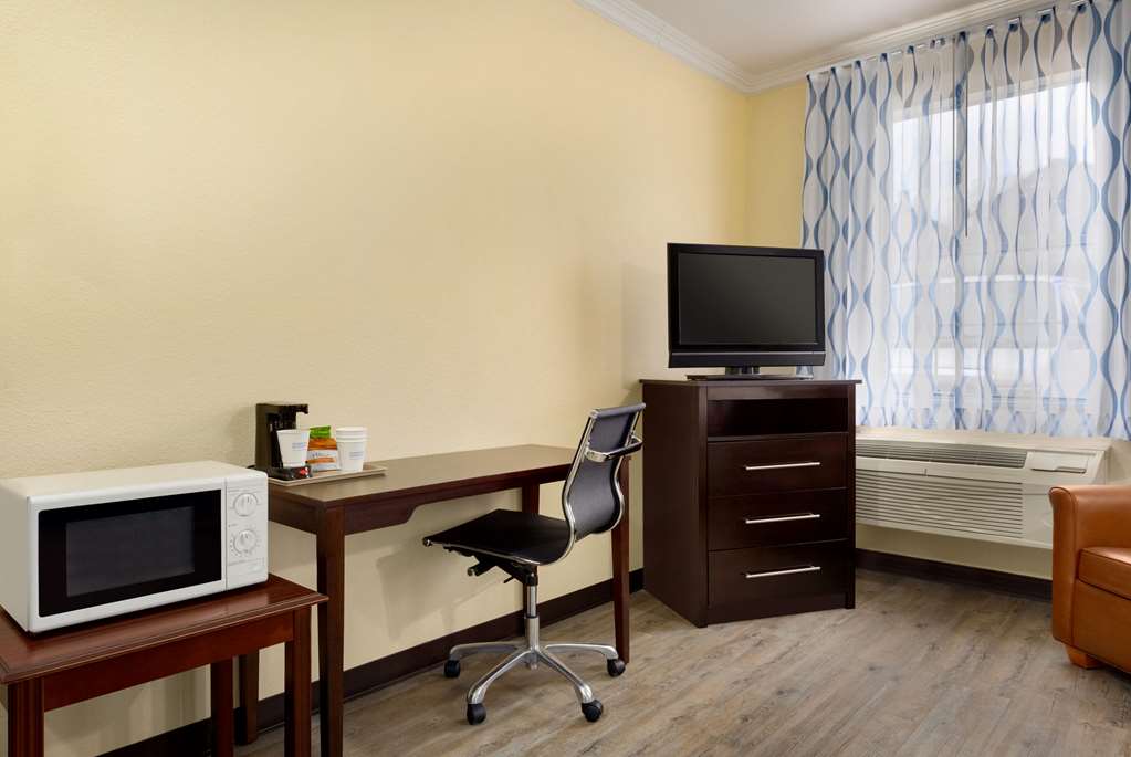 Days Inn & Suites by Wyndham Euless DFW Airport South - photo 24
