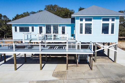 Private Waterfront Beach House with Fire pit — 4-Star Luxury Hotel in Ocean Springs, United States