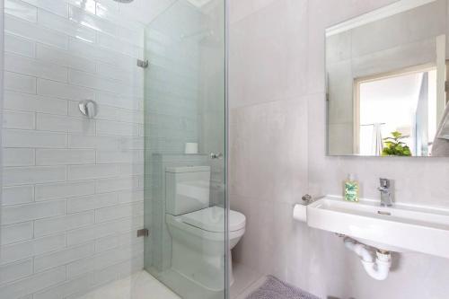 Three Anchor Bay 2BR Near Beach Cafes & Promenade