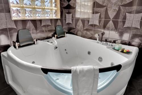 Villa Juan BR Private Entry Pool Spa BBQ Free Parking