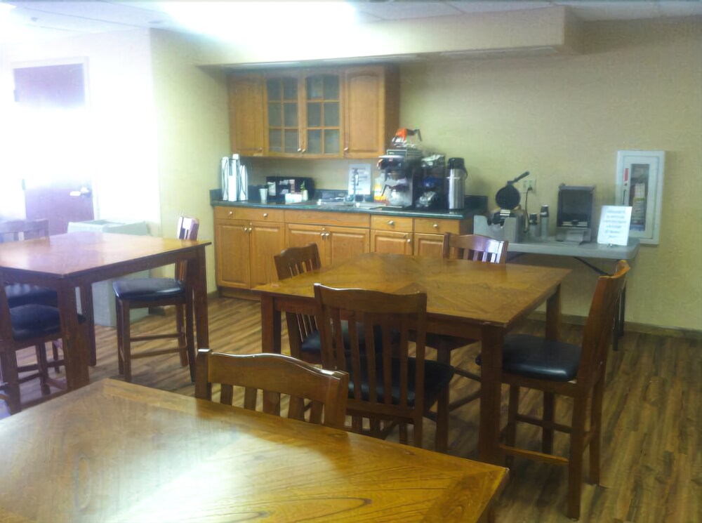 Commodore Perry Inn and Suites - photo 14