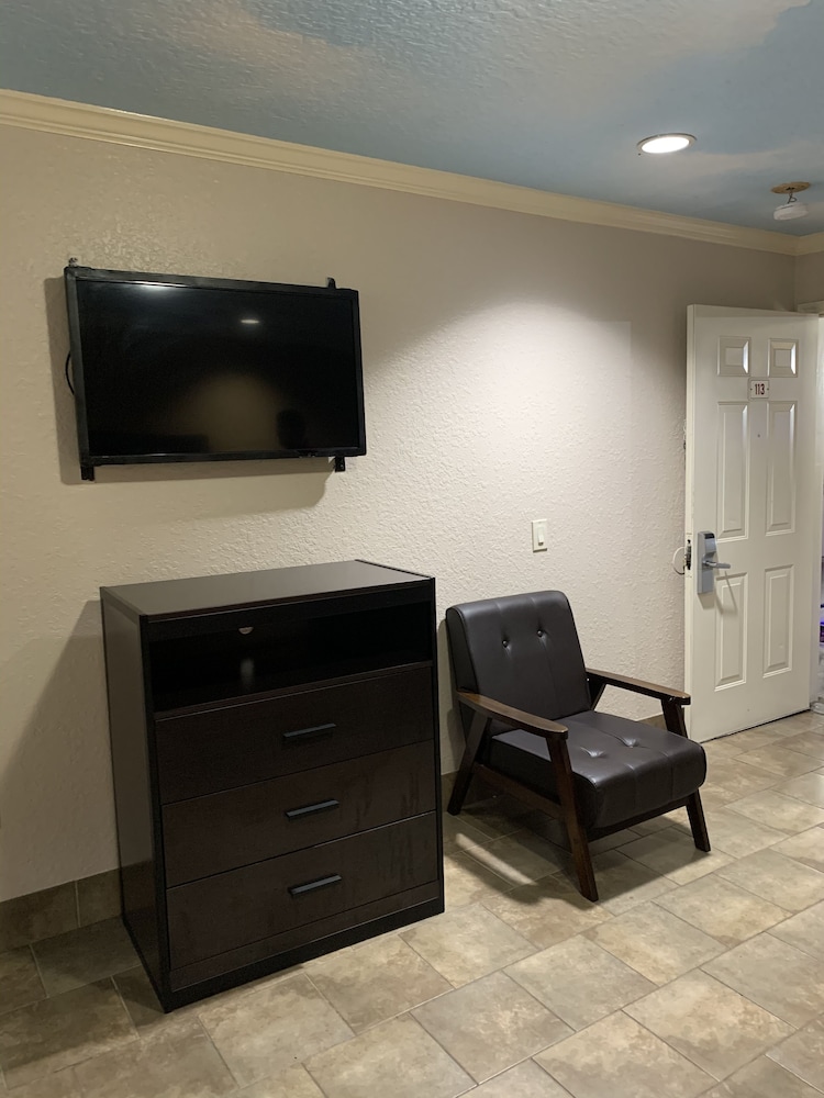 Luxury Inn and Suites - photo 4