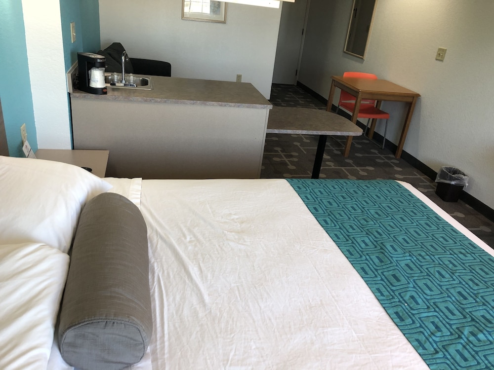 Red Lion Inn & Suites Elk Grove Village - photo 9