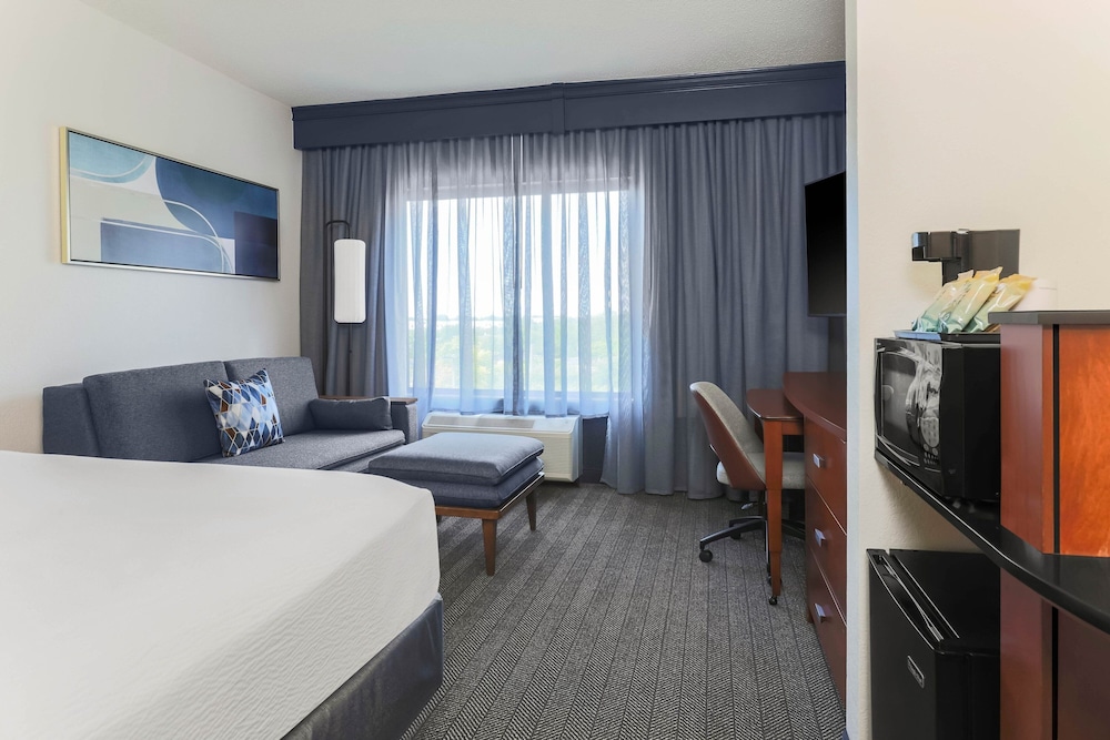 Courtyard by Marriott Austin Airport - photo 6