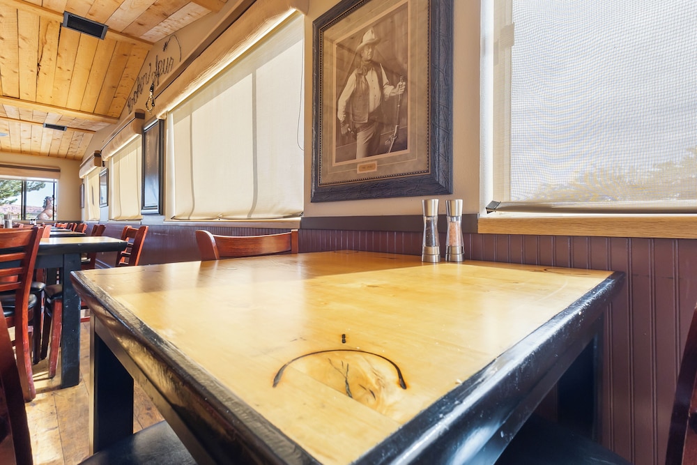 Broken Spur Inn & Steakhouse - photo 58