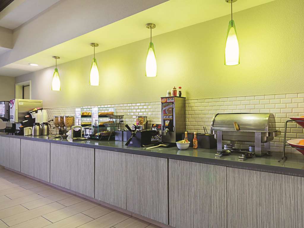 La Quinta Inn & Suites by Wyndham Fresno Northwest - photo 56